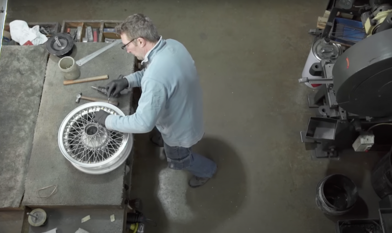 Посмотрите, как делают спицованные колеса для ретро-машин