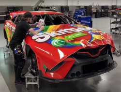 Посмотрите, как наносят ливрею на гоночные машины NASCAR