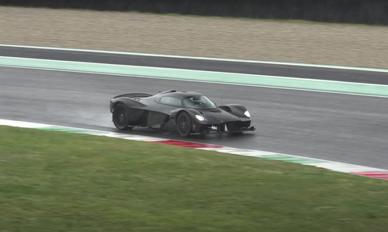 Посмотрите на ездовые испытания Aston Martin Valkyrie на мокрой трассе