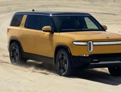 Rivian научил свои электромобили ездить по песку