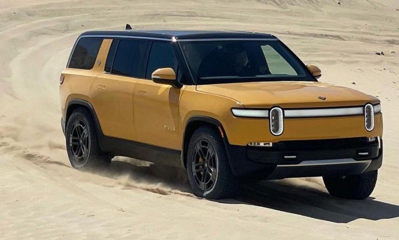 Rivian научил свои электромобили ездить по песку