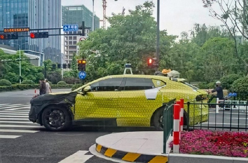 Шпионы сфотографировали Lotus Eletre с высокой камерой на крыше