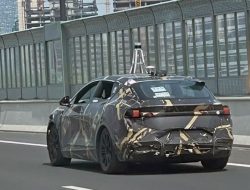 Шпионы сфотографировали Lotus Eletre с высокой камерой на крыше