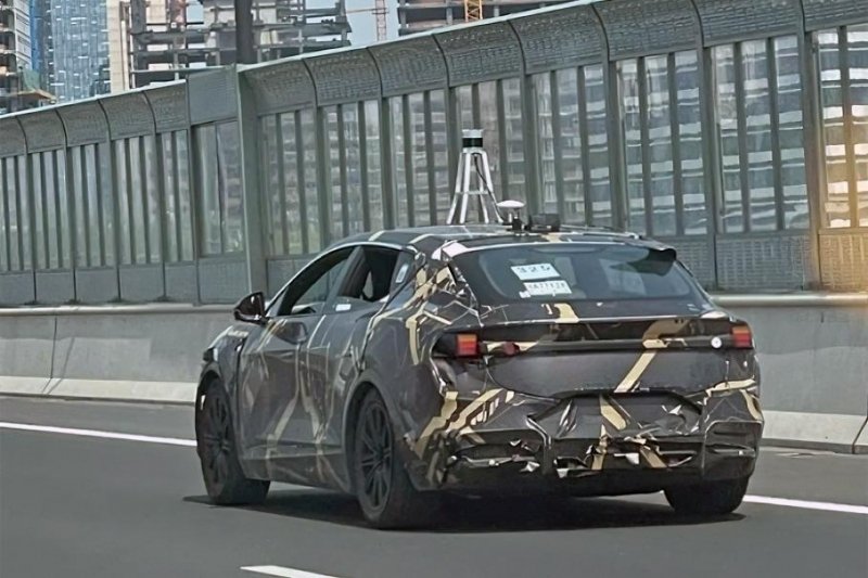 Шпионы сфотографировали Lotus Eletre с высокой камерой на крыше