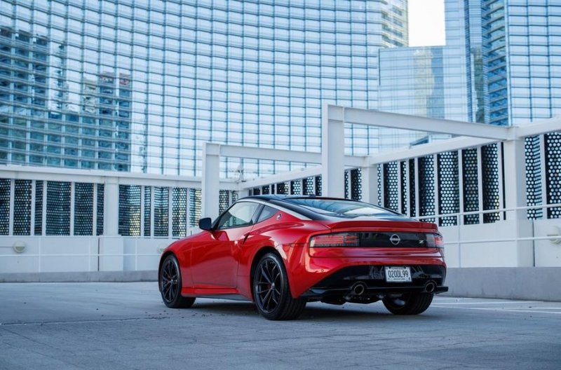 Спорткар Nissan Z оказался заметно дешевле Toyota Supra