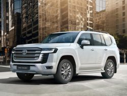 Toyota вновь останавливает производство Land Cruiser 300 из-за нехватки деталей