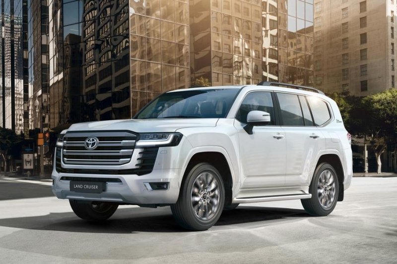Toyota вновь останавливает производство Land Cruiser 300 из-за нехватки деталей
