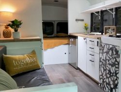 Видео: 22-летний школьный автобус превратили в уютный дом на колёсах