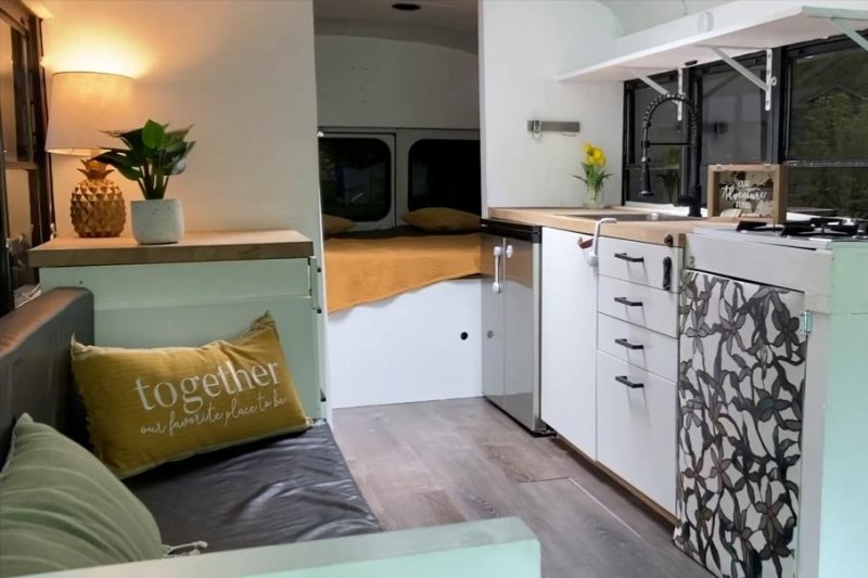 Видео: 22-летний школьный автобус превратили в уютный дом на колёсах