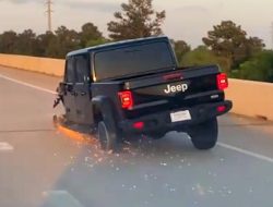 Видео: Jeep Gladiator лишился двух шин и части колеса, но продолжает ехать