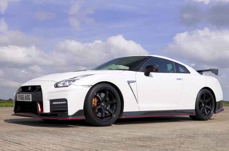 Видео: Nissan GT-R четырех поколений сразились в дрэге