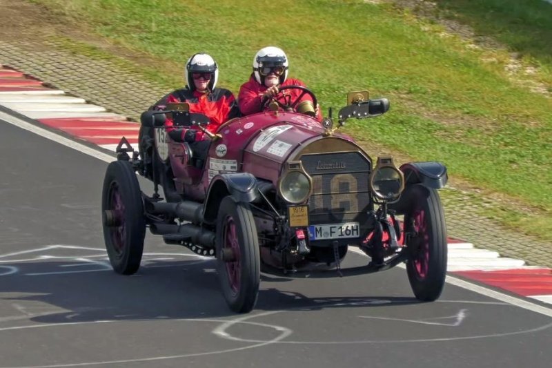 Видео: столетние автомобили оглушительно проехали по Нюрбургрингу