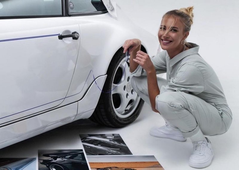 Владелица Porsche 964 превратила свою машину в арт-кар