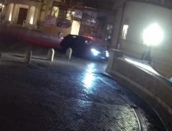 Водителя Maserati арестовали после проезда по знаменитой лестнице в Риме 18 века