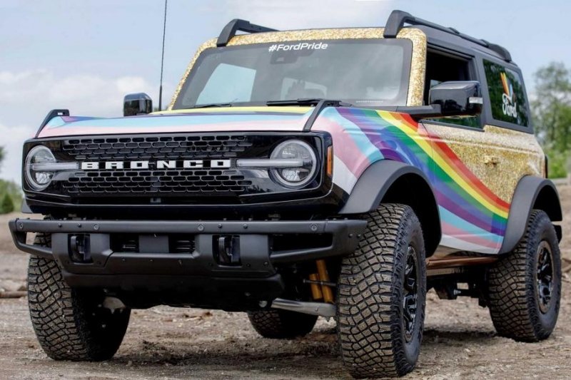 Ford сделал «радужный» Bronco в поддержку сексуальных меньшинств