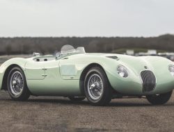 Jaguar построил первый возрожденный гоночный родстер из 1950-х