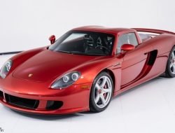 На продажу выставили Porsche Carrera GT в фирменном цвете Ferrari