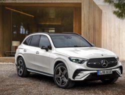 Новый Mercedes-Benz GLC, Lexus RX пятого поколения и удлинённый Land Rover Defender: главное за неделю