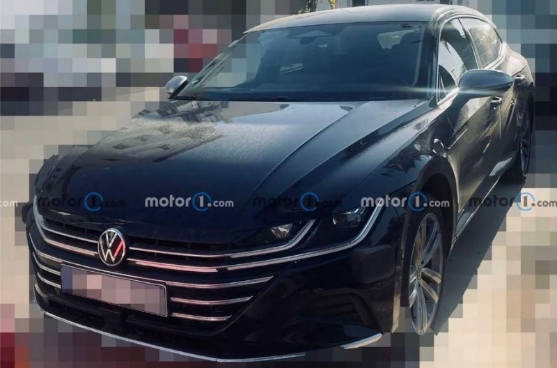Обновленный Volkswagen Arteon получит гигантский экран и рычаг коробки на руле