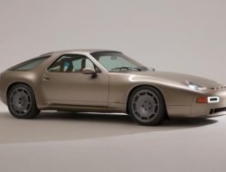 Рестомод Porsche 928 получил 400-сильный «атмосферник» и адаптивную подвеску