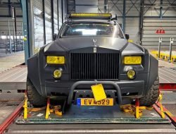 Rolls-Royce Phantom превратили в постапокалиптический шестиколёсный внедорожник