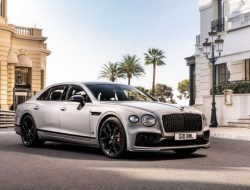 Спортивный седан Bentley Flying Spur S дебютировал в виде гибрида