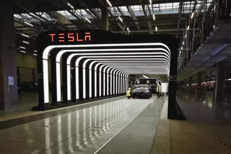 Tesla теряет миллиарды долларов из-за новых заводов, сказал Маск