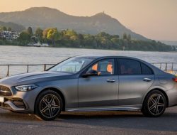 В России в сервис направят сотни новых Mercedes-Benz