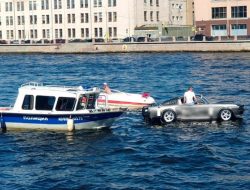 Водоплавающий Ford Mustang проплыл по Неве